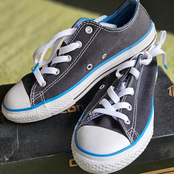 Junior's Converse - Picture 1 of 5